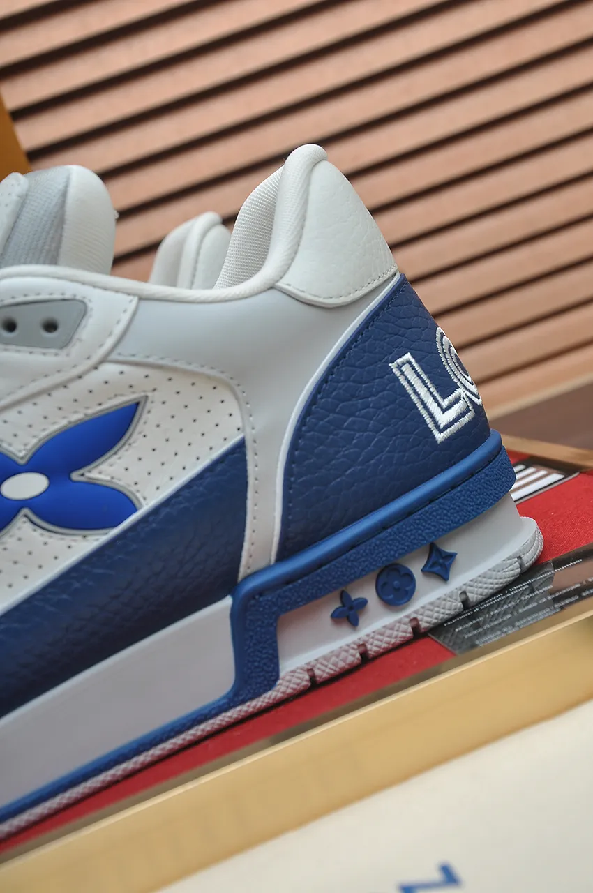 Men's shoes 💰660💶Original development, quality shipping, welcome to compare - LV sneaker series LV Trainer Maxi sneakers introduce the loose silhouette of the ready-to-wear series into the LV Trainer sneaker design written by Virgil Abloh, making an eye-catching appearance in the spring and summer men's wear shows. The cow leather upper is combined with rough fabric laces, and colorful beading highlights the brand's classic elements. LV letters mark the tongue and Monogram floral outsole. Mixed materials Made of first-layer cowhide, wrapped in imported custom-printed denim, thick shoelace design, large Monogram print on the side, "lv 54" badges on the tongue and heel, rubber outsole decorated with Monogram flowers, mesh lining and cotton feet, the comfort is as extreme as ever, premium heritage, quality first, worth owning! Size: Women's 35-39 (customized at 40, non-refundable) Men's 39-45 (customized at 38.46, non-refundable) ♡Full set of packaging with original gift box